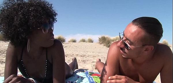  Ils baisent sur une plage nudiste [Full Video]